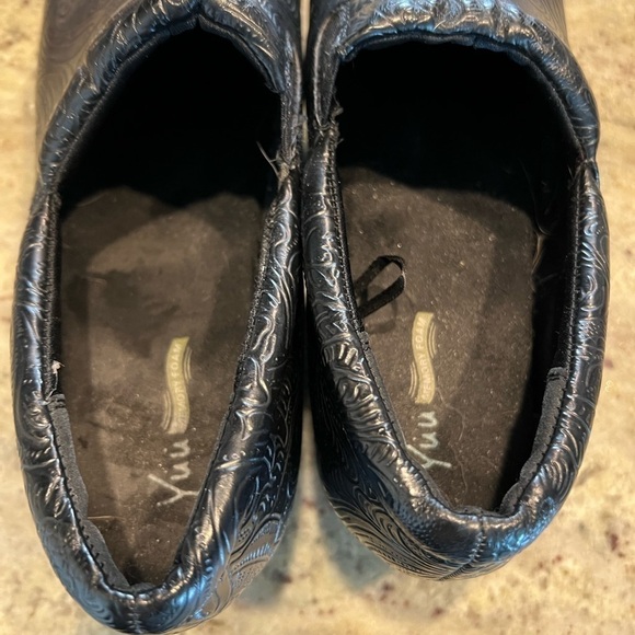 Yuu Bethanee Slip On Clog Black Tooled Size 8.5 EUC - Picture 4 of 8